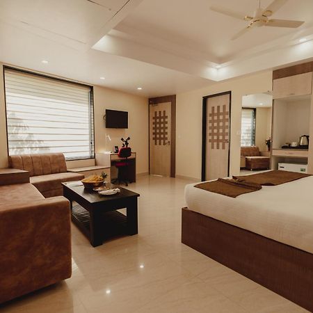 Hotel Bigwig Jabalpur Bagian luar foto