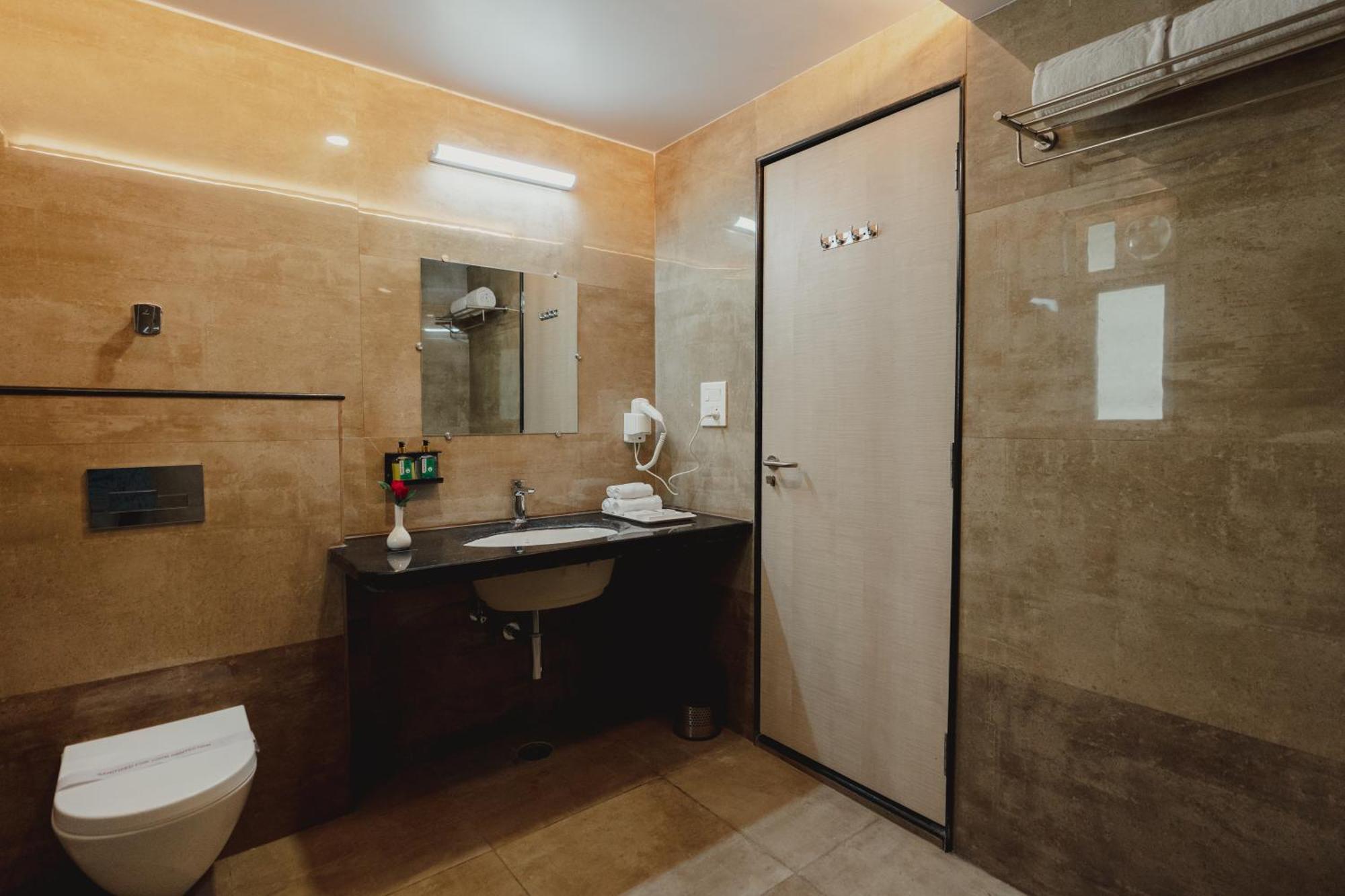 Hotel Bigwig Jabalpur Bagian luar foto