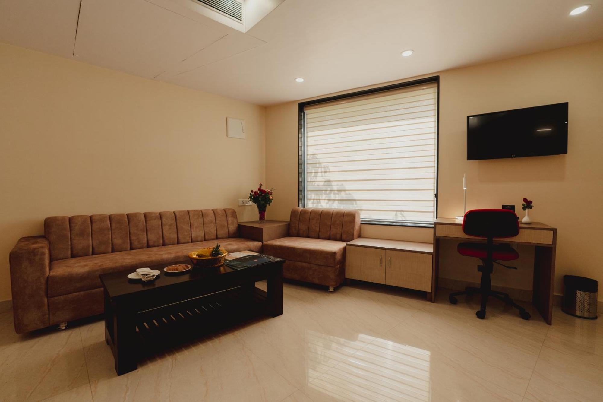 Hotel Bigwig Jabalpur Bagian luar foto