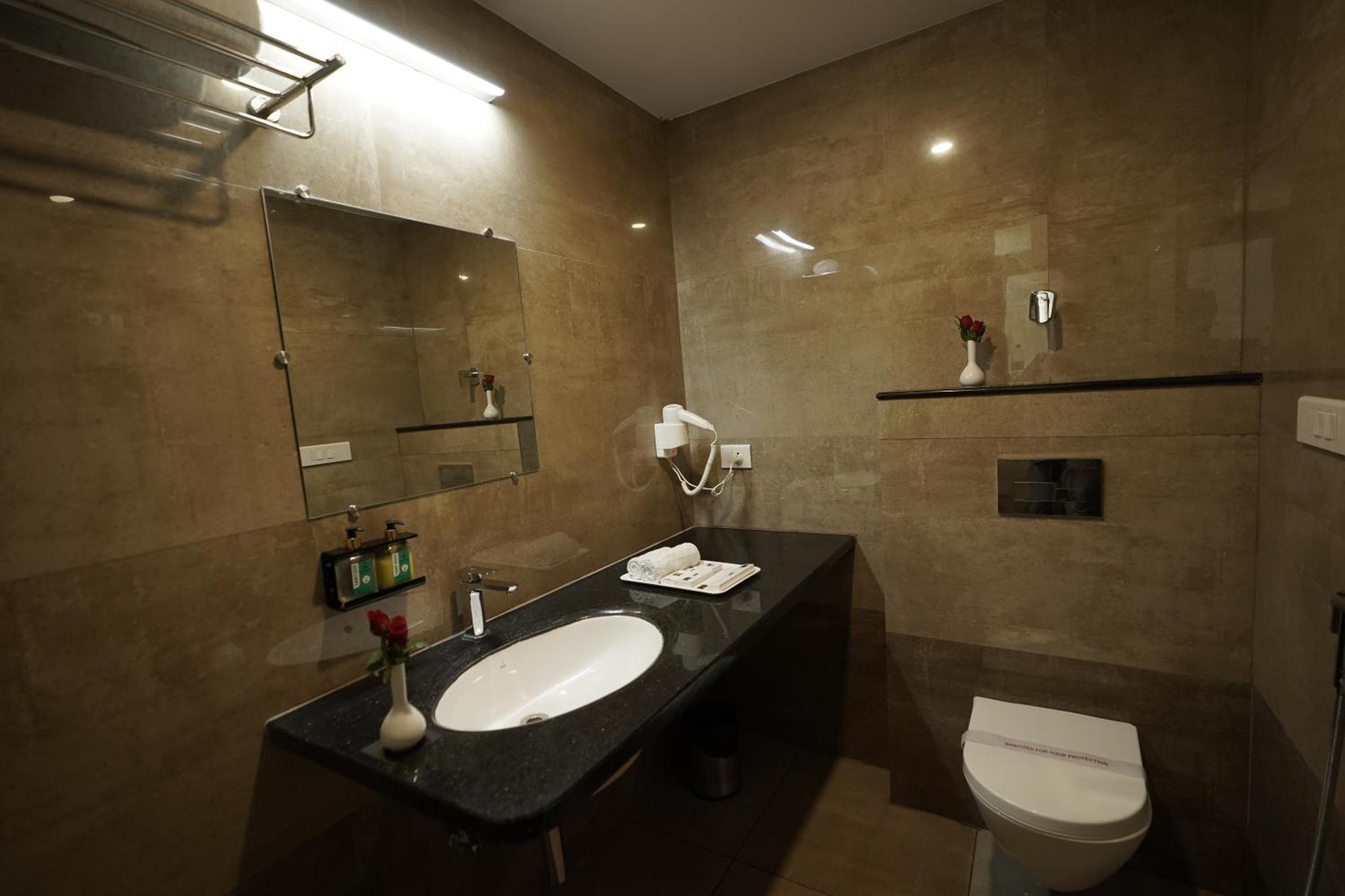 Hotel Bigwig Jabalpur Bagian luar foto