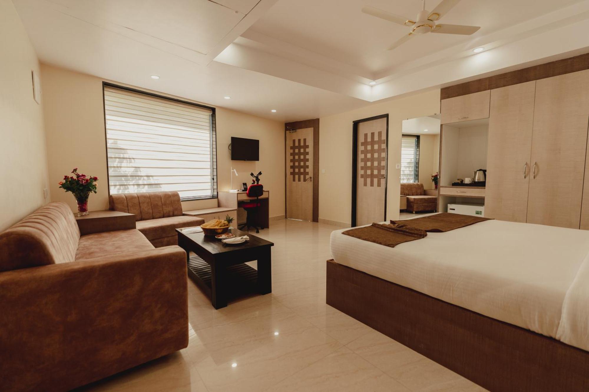 Hotel Bigwig Jabalpur Bagian luar foto